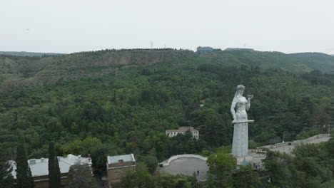 Toma-Aérea-Del-Monumento-A-La-Madre-De-Georgia-En-Tbilisi