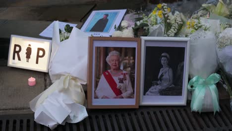 Vor-Dem-Britischen-Generalkonsulat-Sind-Gerahmte-Fotos-Von-Königin-Elisabeth-II.-Neben-Blumensträußen-Als-Hommage-An-Den-Tod-Der-Dienstältesten-Monarchin,-Königin-Elisabeth-II.,-Zu-Sehen