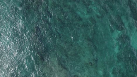Luftaufnahme-Von-Oben-Auf-Das-Türkisgrüne-Wasser-Des-Pazifischen-Ozeans,-Das-Eine-Wunderschöne-Textur-Erzeugt