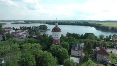 Wieża-ciśnień-w-EłkuWieża-ciśnień-w-Ełku,-water-tower-located-in-the-city-of-Elk-in-Poland-with-the-lake-in-the-background