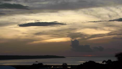 Der-Rio-Negro-Oder-Schwarzer-Fluss,-Der-In-Den-Amazonas-Mündet-–-Weitwinkel-Sonnenuntergang-Zeitraffer-Mit-Bootsüberfahrt-Bei-Sonnenuntergang