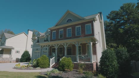 Footage-of-a-beautiful-house-in-the-suburbs-on-a-clear-sunny-day
