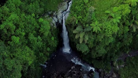 Luftaufnahme-Einer-Drohne,-Die-über-Die-Natur-Fliegt,-Blick-Auf-Den-Wasserfall-Mitten-Im-Wald