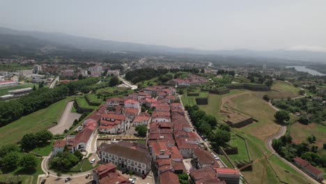 Luftaufnahme-Der-Alten-Festungsmauern-Und-Des-Dorfes-Valença-Do-Minho-An-Einem-Sonnigen-Tag