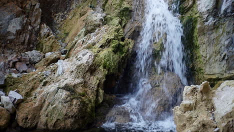 Kleiner-Wasserfall-Im-Wald---Rumänien-3