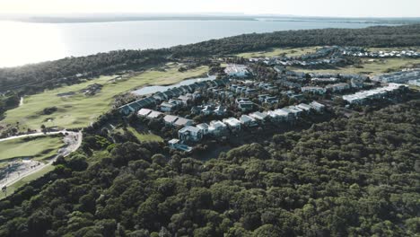 Bewegte-Drohnenaufnahme-Des-Magenta-Shores-Golf-Course-Resort-Und-Des-Tuggerah-Lake