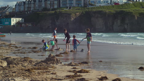 Niños-Jugando-Con-Arena-En-La-Playa-En-Perranporth,-Cornwall,-Reino-Unido-En-Verano
