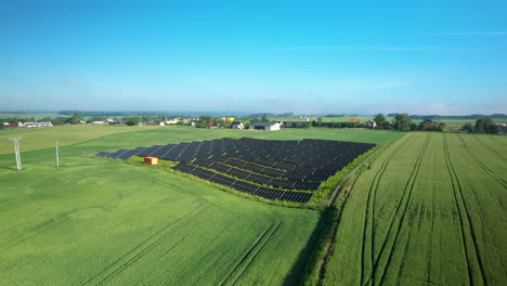 Sonnenkollektoren-Bauernhoffeld-Grüner-Erneuerbarer-Energie,-Luftaufnahme
