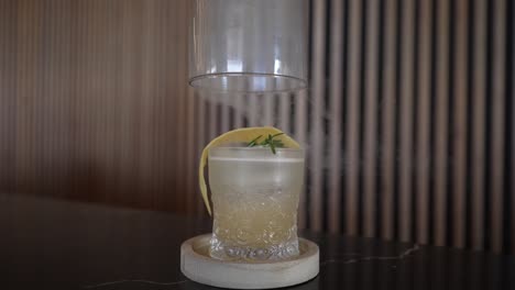 Erfrischender-Cocktail-Im-Glas-Rauchen,-Getränk-Servieren
