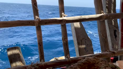 Das-Arabische-Meer-Erscheint-Vom-Heck-Des-Holzboots-Aus-Sehr-Blau