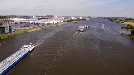 Barcazas-De-Carga-Interiores-Navegando-En-El-Antiguo-Río-Maas-Durante-El-Día-En-El-área-De-Zwijndrecht,-Países-Bajos