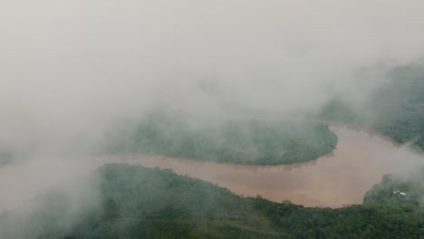 Amazonas-Fluss-Mit-Tropischem-Regenwald,-Bedeckt-Mit-Nebligen-Wolken-In-Ecuador