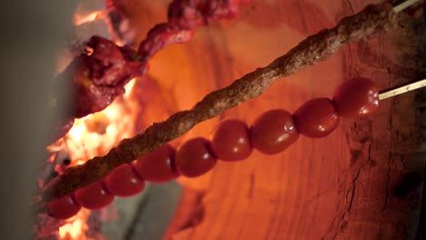 Preparar-Kofta-Con-Carne-Y-Tomates-Asados-En-Un-Horno-De-Fuego-Tradicional
