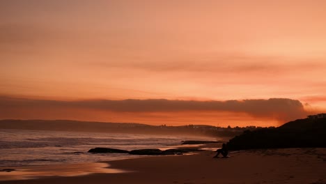 Erstaunlicher-Orangefarbener-Sonnenuntergang,-Der-Parallel-Zum-Strand-Verläuft