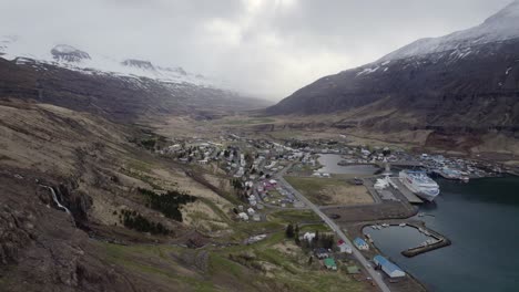 Vista-Aérea-De-Seyðisfjörður,-Un-Pequeño-Pueblo-De-Islandia-En-La-Región-Oriental