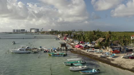 Luftdrohne-Vorwärtsbewegende-Aufnahme-Von-Touristischen-Motorbooten,-Die-An-Einem-Bewölkten-Tag-Am-Wunderschönen-Strand-Von-Cancun-In-Mexiko-Angedockt-Sind