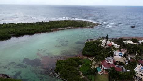 Eine-Filmische-Ansicht-Von-Yal-Ku,-Der-Blauen-Lagune-In-Quintana-Roo,-Mexiko