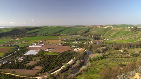 Grüne-Spanische-Landschaft-Mit-Fluss-Und-Blauem-Himmel