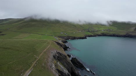 Niedrige-Dramatische-Wolken-Dunmore-Head-Auf-Der-Dingle-Halbinsel-Irland-Drohnen-Luftaufnahme