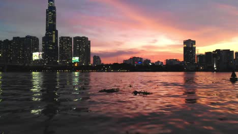 Wunderschöner-Goldener-Sonnenuntergang-In-Ho-Chi-Minh-Stadt,-Niedriger-Drohnenflug-über-Dem-Saigon-Fluss