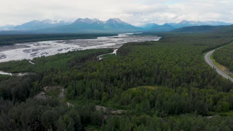 Video-De-Drones-4k-Del-Río-Chulitna,-Arroyo-Problemático-Y-Anclaje-A-La-Autopista-Fairbanks-Cerca-Del-Parque-Estatal-Denali-En-Alaska
