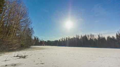 24-Stunden-Zeitraffer-Eines-Zugefrorenen-Sees-Mit-Bäumen-Im-Winter
