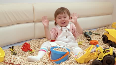Schönes-Weibliches-Kleinkind,-Das-Im-Spielzimmer-Eines-Kinderfreundlichen-Café-Restaurants-Mit-Spielzeug-Spielt