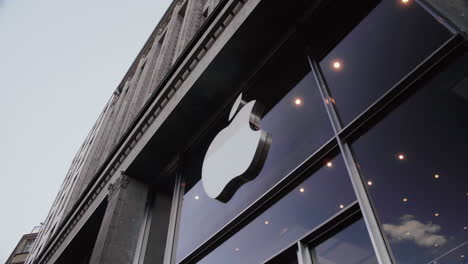 Logotipo-De-Apple-En-El-Frente-De-La-Apple-Store-De-Hamburgo