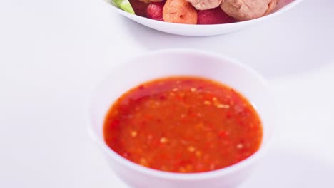 Gebratene-Fleischbällchen-Und-Dip-Sauce-Auf-Weißem-Hintergrund