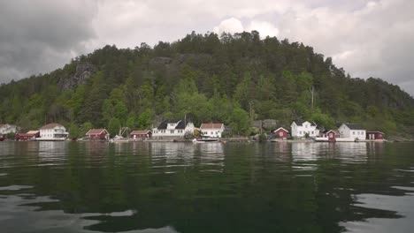 Malerischer-See-Mit-Spiegelreflexion-Eines-Norwegischen-Holzhauses-Am-Ufer