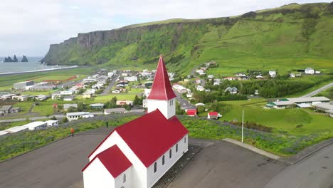 Iglesia-En-Vik,-Islandia-Con-Video-De-Drones-Dando-Vueltas