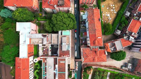 Top-down-drone-shot-of-buildings-and-houses-in-Venice-Italy,-Europe