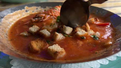 Comiendo-Sopa-De-Marisco-De-Cerca