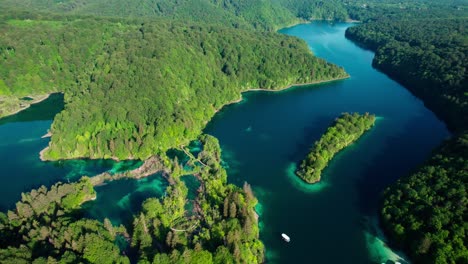 El-Impresionante-Parque-Nacional-De-Los-Lagos-De-Plitvice,-Croacia