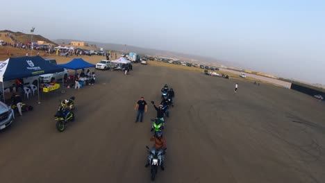 Toma-De-Adelantamiento-Del-Equipo-De-Motociclistas-De-Velocidad-Preparándose-Para-Una-Hermosa-Aventura-En-El-Desierto,-Arabia-Saudita