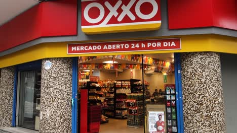 Fachada-De-Oxxo-Mini-Market-24h,-Empresa-Mexicana-De-Supermercados-Abriendo-Tiendas-En-Brasil
