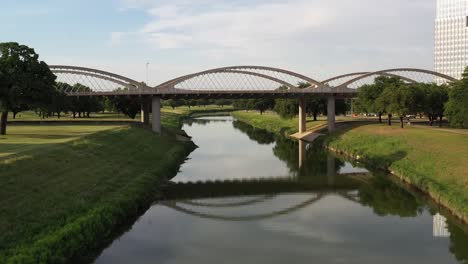 Drohnenaufnahmen-Der-7th-Street-Bridge-In-Fort-Worth,-Texas,-über-Dem-Trinity-River-Und-Der-Skyline