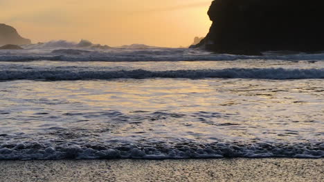 Rollende-Wellen,-Die-Während-Des-Sonnenuntergangs-An-Der-Küste-Von-Oregon-An-Land-Kommen