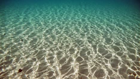 Reflexionen-Der-Sonnenstrahlen-Auf-Dem-Grund-Des-Ohridsees-In-Mazedonien-Mit-Sehr-Klarem-Und-Transparentem-Wasser