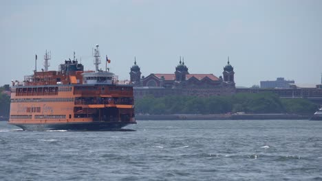 Staten-Island-ferry-going-towards-Manhattan