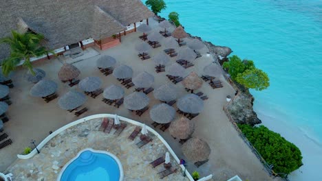 Nungwi-Beach,-Zanzibar---Tanzania---18-De-Junio-De-2022---Resort-En-La-Costa-Del-Océano-índico-En-Nungwi-Beach-Con-Piscina
