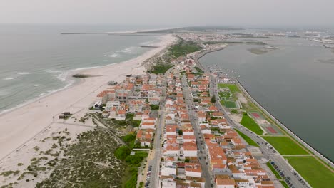 Aufsteigender-Drohnenflug-über-Einer-Küstenstadt-An-Der-Algarve-Im-Süden-Portugals