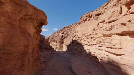 Vista-Perfecta-Del-Cañón-De-Piedra-En-El-Desierto,-Paso-Del-Cañón-Coloreado-En-Egipto