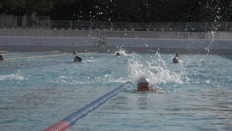 Mujer-Nadando-En-La-Piscina-De-Montpellier,-Francia