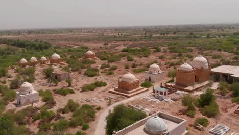 Video-Muestra-El-Cementerio-De-Chitorri-En-El-Desierto-De-Sindh,-Pakistán