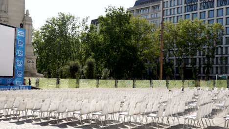 La-Estival-summer-movie-threatre-screen-during-daytime-with-empty-chairs-in-Madrid