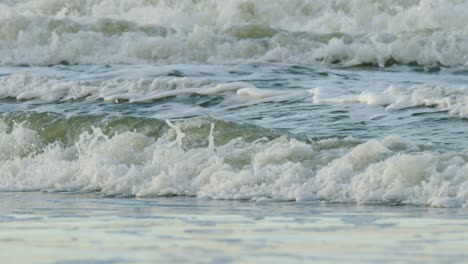 Tropische-Meereswellen-Rollen-Und-Krachen-In-Der-Nähe-Des-Sandstrandes-Und-Erzeugen-Geräusche-Und-Schaum