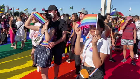 Regenbogenfahnen-Und-Unterstützende-Menschenmenge-Bei-Einer-Pride-Parade