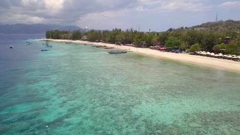 Der-Strand-Von-Gili-Trawangan-Ist-Ein-Paradiesischer-Traum.-Fantastischer-Luftbildflug,-Panoramakurvenflug,-Drohnenaufnahmen-Von-Lombok-Auf-Bali,-Indonesien-Im-Sonnigen-Sommer-2017