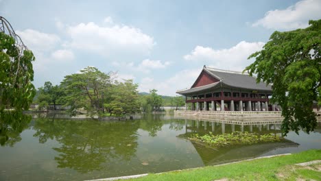 Die-Ruhige-Sommerlandschaft-Des-Gyeonghoeru-Pavillons-Ist-Von-Einem-Teich-Mit-Grünem-Wasser-Im-Gyeongbokgung-Palast-In-Seoul,-Korea,-Umgeben